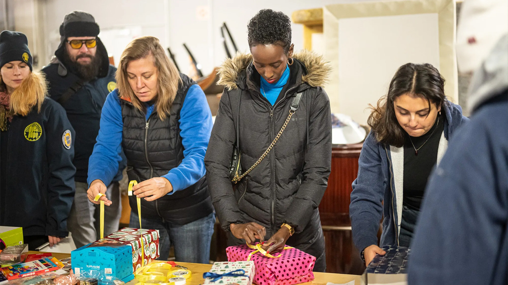 „1-2 óra a legdrágább, amit adhatsz” – Így teszi szebbé ezer gyerek karácsonyát az Age of Hope alapítvány