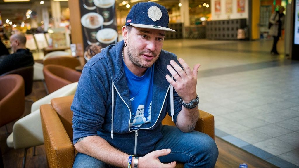 „Nem akarom, hogy megszokja a szemem a hajléktalant a 30 milliós autó mellett”