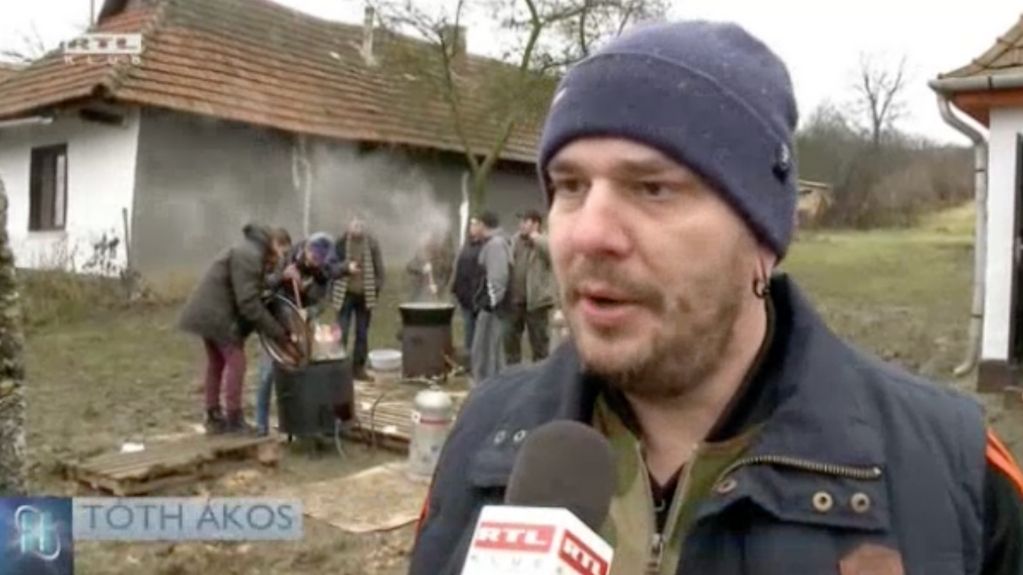 Civilek osztanak ételt a falvakban